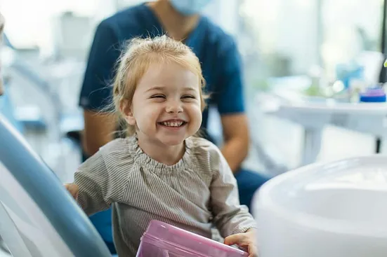 dziewczynka na fotelu dentystycznym