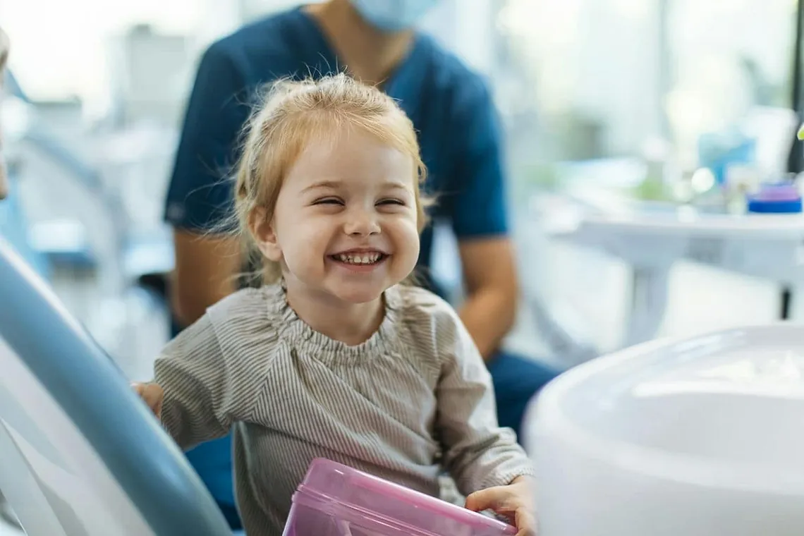dziewczynka na fotelu dentystycznym